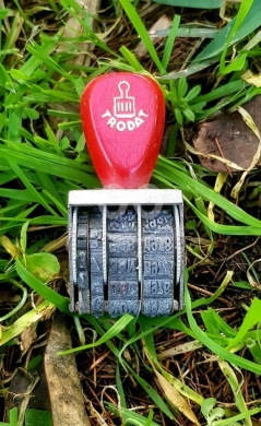Antiques & Collectibles dans Batroun - ختم تاريخ يدوي "Trodat" كلاسيكي بمقبض أحمر | Classic Trodat Manual Date Stamp