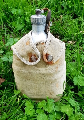 Antiques & Collectibles dans Batroun - زمزمية ماء عسكرية قديمة مع جرابها الأصلي | Vintage 1969 Military Canteen with Original Canvas Cover