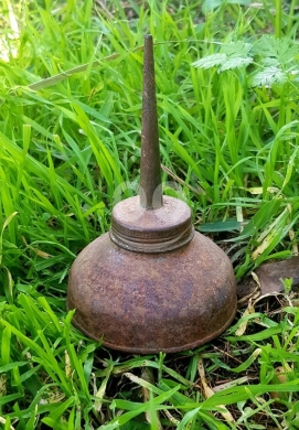 Antiques & Collectibles dans Batroun - مزيتة حديد يدوية قديمة لهواة الأنتيك الصناعي | Vintage Industrial Iron Oil Can