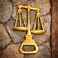 فتاحة قناني نحاسية "ميزان العدل" بتصميم ملكي | Vintage Brass "Scales of Justice" Bottle Opener