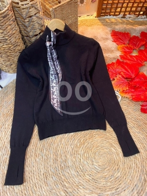 كنزة صوفية ناعمة بياقة عالية مع وشاح أنيق | Soft Turtleneck Knit Top with Elegant Scarf — 4