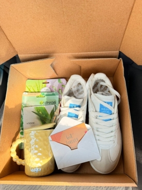 Health & Beauty in Dam Wel Farez - طقم هدايا نسائي فاخر مع حذاء أديداس وماسك وكوب مميز | Luxury Women&#039;s Gift Set with Adidas & Mug