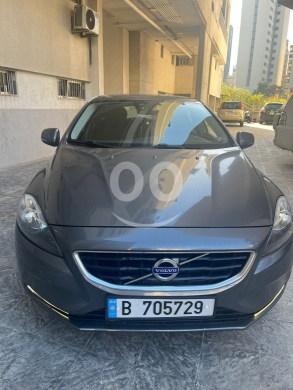 Volvo in Furn Al Chebak - Volvo V40 T4 2013 Turbo Clean & Fuel Efficient