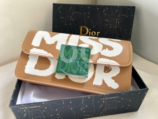الملابس، الأحذية والزينة في أبو سمرا - حقيبة "Miss Dior" عصرية مع علبة فاخرة - متوفرة الآن | Stylish Miss Dior Handbag with Luxury Box