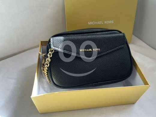 الملابس، الأحذية والزينة في أبو سمرا - حقيبة "Michael Kors" سوداء فخمة مع علبة صفراء مميزة | Elegant Black Michael Kors Handbag with Box