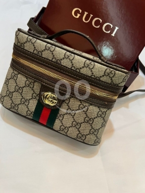 الملابس، الأحذية والزينة في أبو سمرا - حقيبة "Gucci" كلاسيكية بنقشة المونوغرام الفاخرة | Classic Gucci Monogram Vanity Handbag