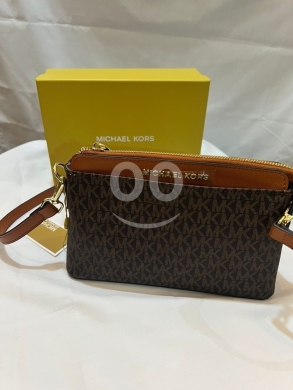 Vêtements, chaussures et accessoires dans Abou Samra - حقيبة "Michael Kors" بنقشة المونوغرام البني والذهبي | Michael Kors Brown Monogram Crossbody Bag