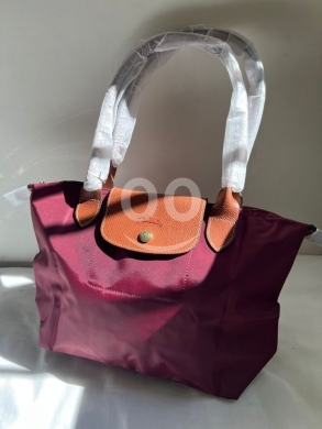 Vêtements, chaussures et accessoires dans Abou Samra - حقيبة "Longchamp" أنيقة بلون برغندي فخم متوفرة الآن | Elegant Burgundy Longchamp Handbag