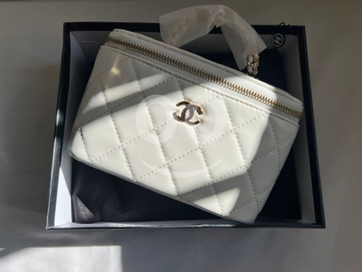 Vêtements, chaussures et accessoires dans Abou Samra - حقيبة "Chanel" فانيتي بيضاء فاخرة مع علبتها الخاصة | Luxury White Chanel Vanity Bag with Box