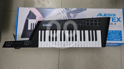 Musical Instruments & DJ Equipment in Sad el-Baouchrieh - Alesis Vortex Wireless 2 - MIDI Keytar Controller | كيتار أليسيس فورتكس 2 لاسلكي