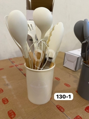 Kitchen appliances in Loussiya - طقم ملاعق مطبخ سيليكون مع يد خشب وحامل 12 قطعة أبيض ورمادي | 12-Piece Silicone Kitchen Utensils Set