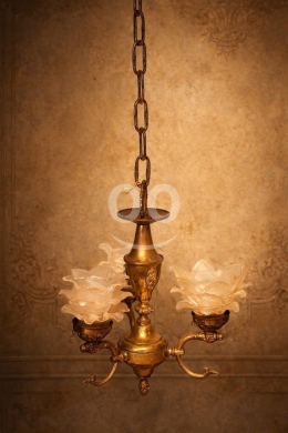 Antiques & Collectibles dans Batroun - ثريا نحاسية أنتيك بزجاج مزخرف على شكل ورود | Antique Brass Chandelier with Rose Glass Shades