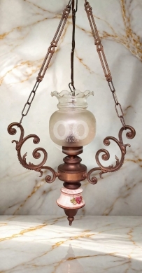 Antiques & Collectibles dans Batroun - ثريا أنتيك فاخرة بتفاصيل نحاسية مزخرفة وزجاج محفور | Antique Brass Chandelier with Engraved Glass