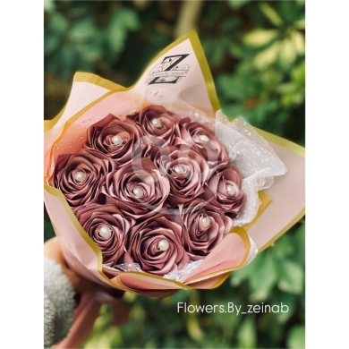 بوكيه ورد ستان موف صناعة يدوية مع لؤلؤ أنيق | Handmade Purple Satin Rose Bouquet with Pea… — 4