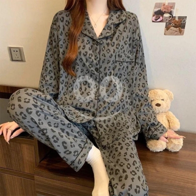 الملابس، الأحذية والزينة في Loussiya - بجامة قطن صيني نخب أول بنقشة ليوبارد رمادي مميزة | Premium Grey Leopard Print 100% Cotton Chinese