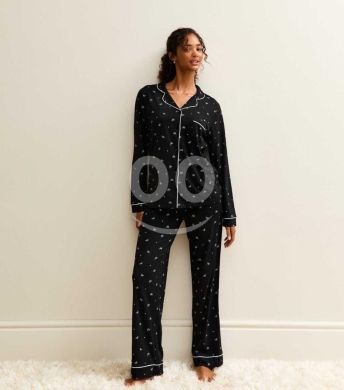 الملابس، الأحذية والزينة في Loussiya - طقم بجامة قطن أسود بنقشة فيونكة بيضاء فاخرة | Premium Black Pyjama Set with White Bow Print