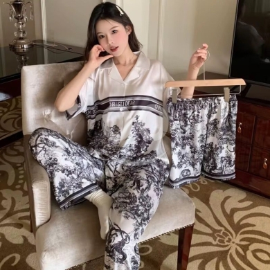 الملابس، الأحذية والزينة في Loussiya - بجامة ستان ٣ قطع فاخرة بجودة عالية ونقش مميز | Luxury 3-Piece Satin Pajama Set High Quality