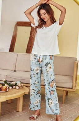 الملابس، الأحذية والزينة في Loussiya - بجامة قطن مصرية ناعمة بنقشة ورد صيفية وأنيقة | Soft Egyptian Cotton Floral Pajama Set