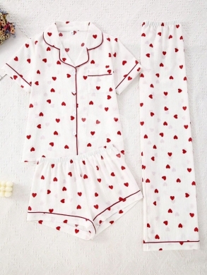 الملابس، الأحذية والزينة في Loussiya - بجامة قطن ٣ قطع صينية بنقشة قلوب ناعمة وعصرية | 3-Piece Cotton Heart Print Pajama Set