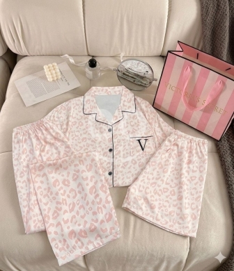 الملابس، الأحذية والزينة في Loussiya - بجامة ستان 3 قطع أزرار صناعة صينية نخب أول | Premium 3-Piece Satin Pajama Set