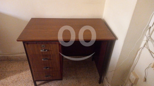 Mobilier et équipement de bureau dans Achrafieh - مكتب خشبي فينتيج متين جداً عمره 30 عاماً بحالة جيدة | Vintage Solid Wood Office Desk 30 Years Old
