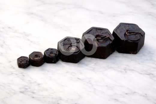 Antiques & Collectibles dans Batroun - طقم أوزان ميزان حديد سداسية أثرية نادرة عدد 6 | Rare 6-Piece Antique Hexagonal Iron Scale Weights