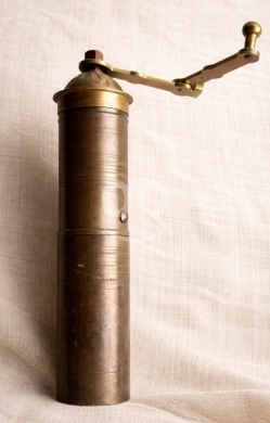 Antiques & Collectibles dans Batroun - مطحنة قهوة نحاسية يدوية أنتيك بتصميم عثماني قديم | Antique Ottoman Style Brass Coffee Grinder