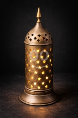 Antiques & Collectibles في البترون - فانوس شمعة نحاسي كلاسيكي بنقوش نجوم ومصلبات | Classic Brass Star & Cross Cutout Candle Lantern