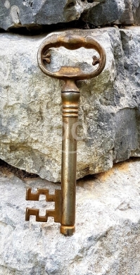 Antiques & Collectibles in Batroun - مفتاح أنتيك نحاسي حجم كبير | Large Antique Brass Decorative Key