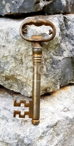 مفتاح أنتيك نحاسي حجم كبير | Large Antique Brass Decorative Key