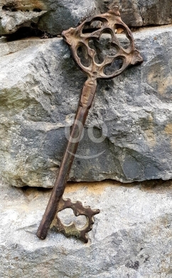 Antiques & Collectibles in Batroun - مفتاح أنتيك مزخرف حجم كبير | Large Ornate Antique Decorative Key