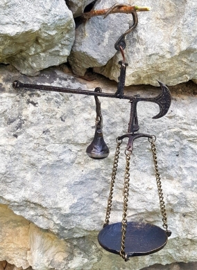 Antiques & Collectibles في البترون - ميزان أنتيك تراثي حجم صغير | Vintage Antique Scale - Small Size