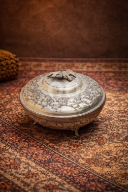 Antiques & Collectibles in Batroun - بونبونيرة أنتيك معدنية فاخرة بنقوش يدوية | Luxury Vintage Metal Bonbonni&egrave;re - Floral Engraved