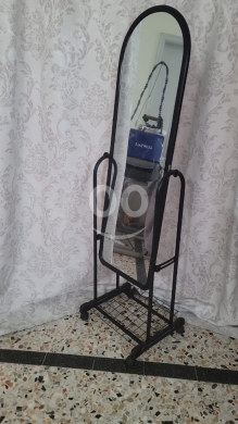 Other home furniture in Dawhet Aramoun - مرآة طولية مع قاعدة معدنية ورف تخزين | Full Length Mirror with Metal Frame & Shelf