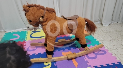 Baby & Kids Stuff in Dawhet Aramoun - لعبة حصان هزاز خشبي للأطفال مغطى بالفرو | Plush Rocking Horse Toy for Kids with Wooden Base
