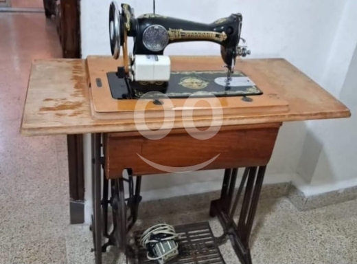 Antiques & Collectibles in Dawhet Aramoun - ماكينة خياطة سنجر أنتيك مع طاولة خشبية | Antique Singer Sewing Machine with Wooden Table