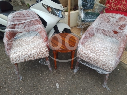 Other home furniture in Bchamoun - طقم كراسي مودرن قطعتين مع طاولة خشبية دائرية | 3-Piece Modern Accent Chair Set with Wooden Table