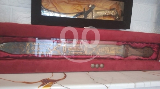 Antiques & Collectibles in Bchamoun - سيف ذو الفقار منقوش بماء الذهب مع علبة قطيفة ملكية | Gilded Zulfiqar Sword with Royal Velvet Case