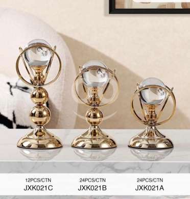 Other home furniture in Hamra - طقم تحف "الكرة الكريستالية" مودرن بلمسة ذهبية | Modern Golden Crystal Ball Decorative Set
