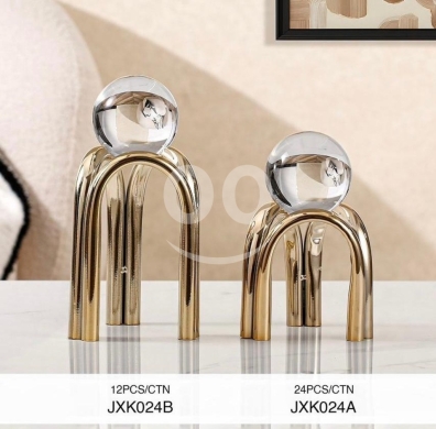 Other home furniture in Hamra - تحفة مودرن قاعدة ذهبية مع كرة كريستال مقاسين | Modern Gold Base Crystal Ball Decor 2 Sizes