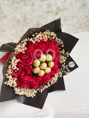 Other Goods in Khalde - باقة ورد ستان أحمر مع شوكولاتة فيريرو روشيه | Red Satin Rose & Ferrero Rocher Bouquet
