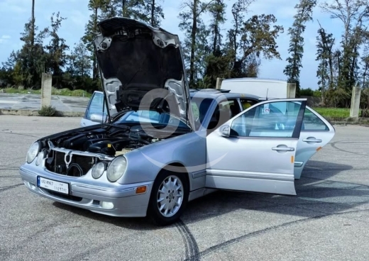 Mercedes-Benz in Wadi Jamous - مرسيدس ٢١٠ ٢٠٠١