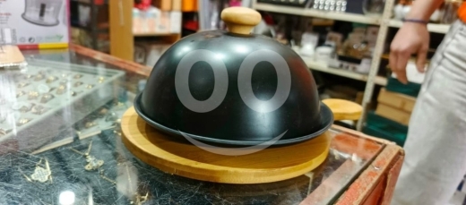 Kitchen in Taalabaya - طبق تقديم فخاري أسود مع قاعدة خشبية وغطاء | Black Ceramic Serving Dish with Wooden Base