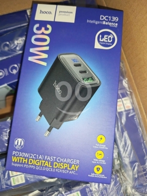Mobile accessories in Manara - شاحن Hoco DC139 ذكي بقوة 30 واط مع شاشة رقمية و3 منافذ | Hoco DC139 30W Digital Display Fast Charger