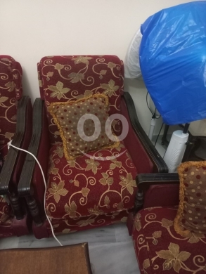 صالون خشب متين جداً ٦ قطع بحالة ممتازة | Durable 6-Piece Salon Set - Excellent Condition — 2