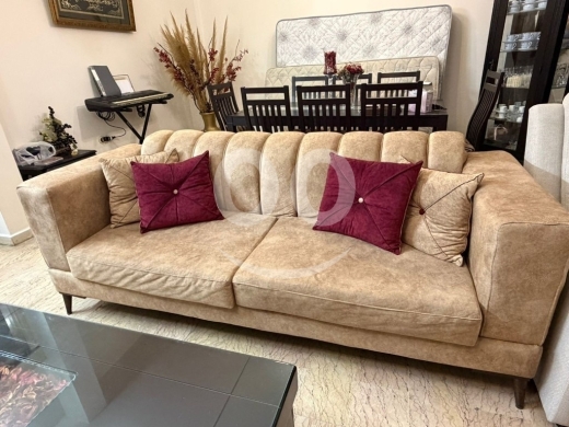 Other home furniture in Dawhet Aramoun - صالون مودرن فخم: ٢ صوفا (كبيرة ووسط) و٢ برجير مع طاولة | Modern Salon Set - 5 Pieces