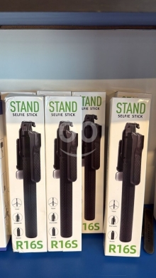Other Mobile Phones & Accessories in Akkar el-Atika - عصا سيلفي وستاند R16S احترافي مع ريموت كنترول | R16S Professional Selfie Stick & Tripod Stand