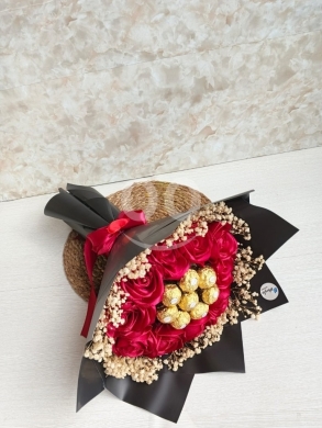 Other Goods in Khalde - بوكيه ورد ساتان مع شوكولاتة فيريرو روشيه | Luxury Satin Rose & Ferrero Bouquet