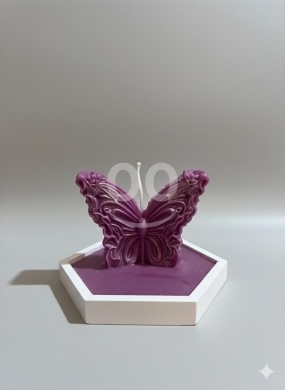 Autres biens dans Ghaziyeh - شمعة "الفراشة الملكية" بنفسجية مع قاعدة سداسية | Royal Purple Butterfly Sculptural Candle