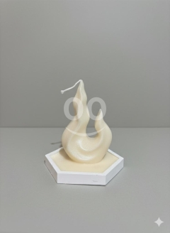 شمعة "اللهب" بتصميم تجريدي عصري مع قاعدة سداسية | Abstract Flame Sculptural Candle